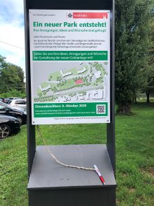 Bild vom Beteiligungsbriefkasten mit Plakat "Ein neuer Park entsteht!"