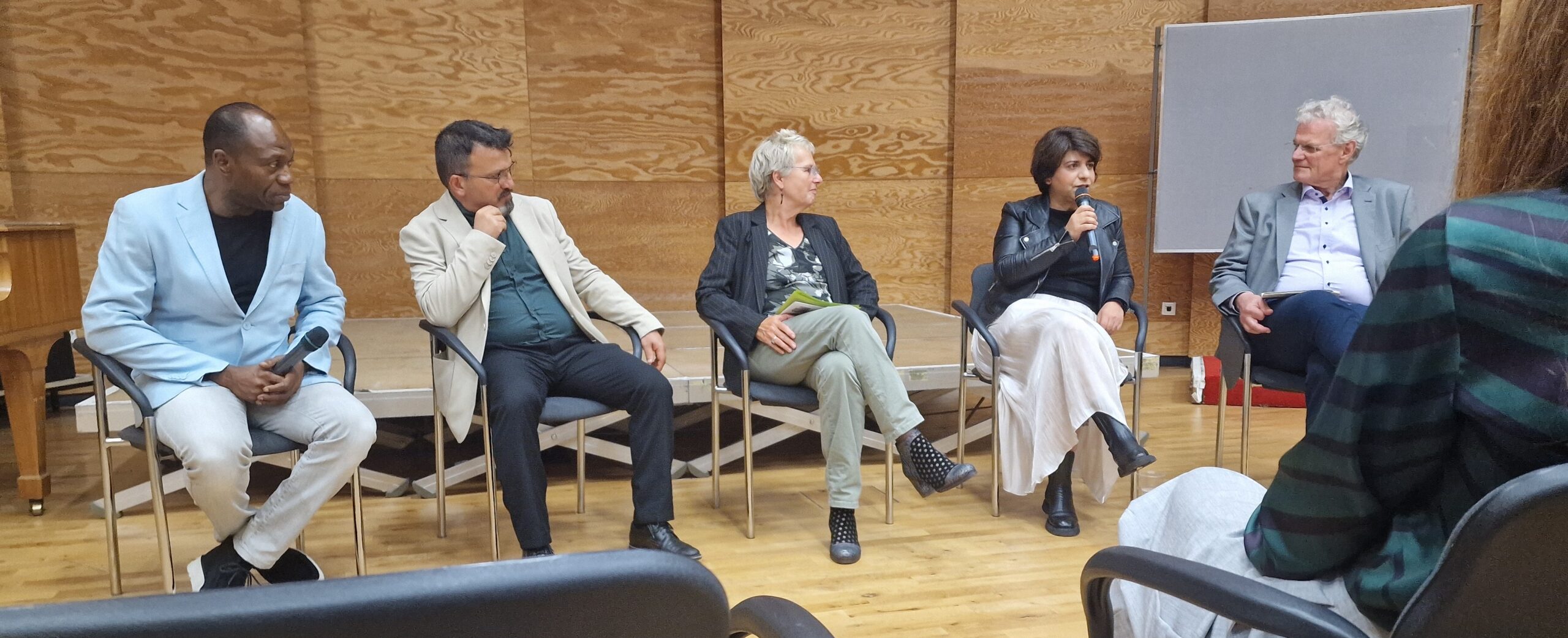 Foto vom Podium: Dr. John Akude Mdr, Inan Göpkinar (stv. Bezirksbürgermeister Chorweilser), Doris Dieckmann (VHS), Berivan Aymaz MdL, Dieter Schöffmann (KFA)