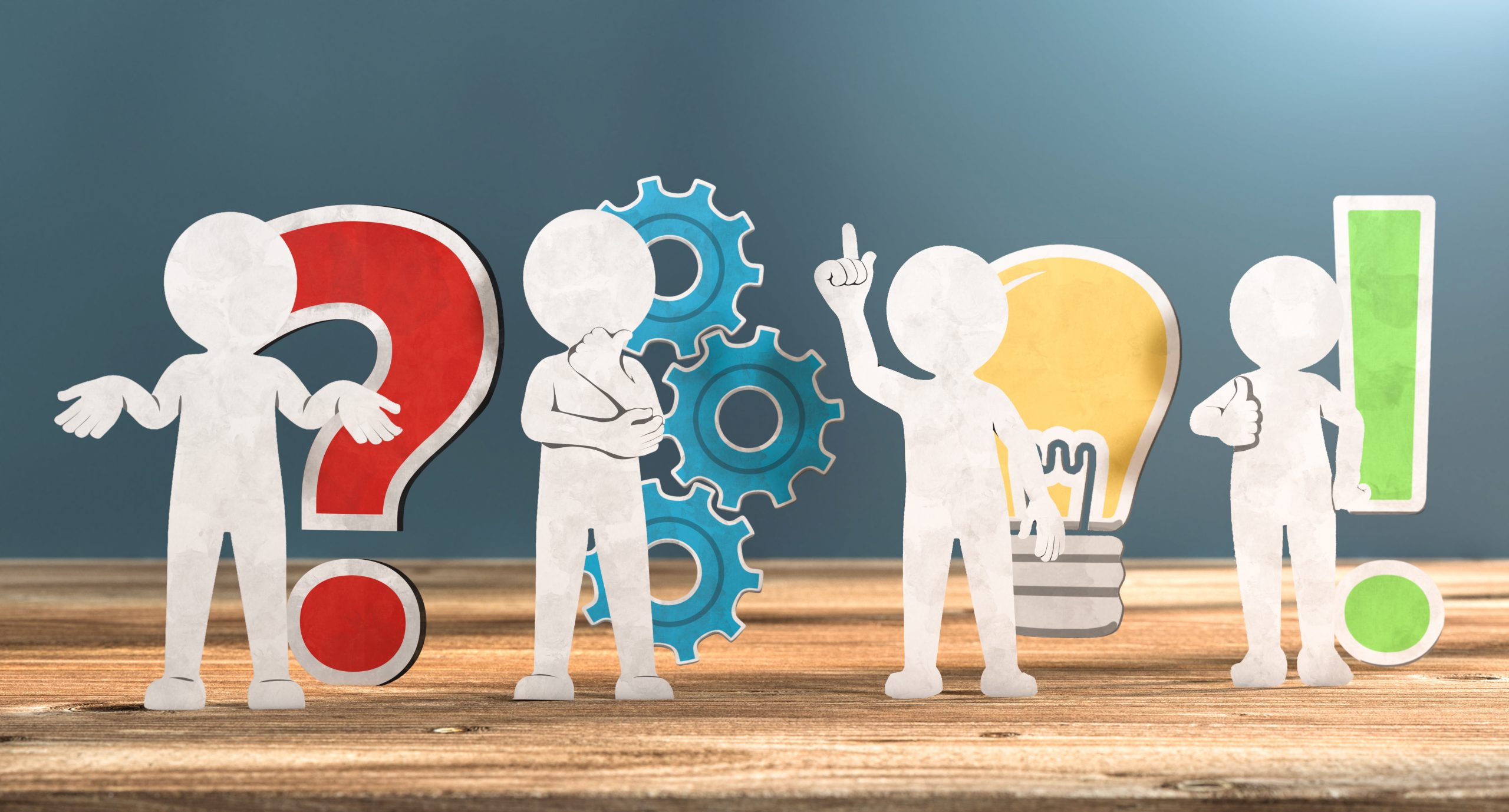 Symbolfiguren mit Fragezeichen, Ausrufezeichen, Glühbirne, Räderwerk - als Illustration für Beratung