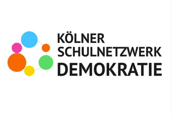 Vor einem weißen Hintergrund ist das Logo des "Kölner Schulnetzwerk Demokratie2 zu sehen.